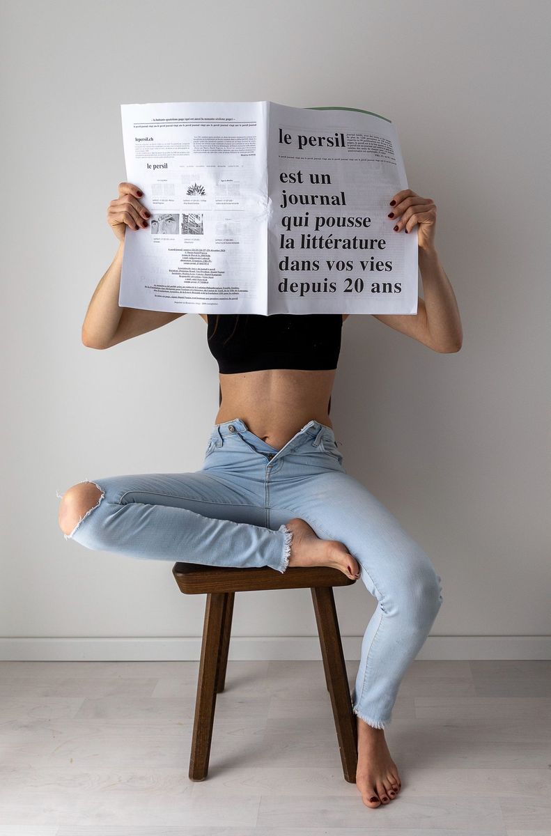 Projets personnels — lecture du journal Le Persil sur un tabouret