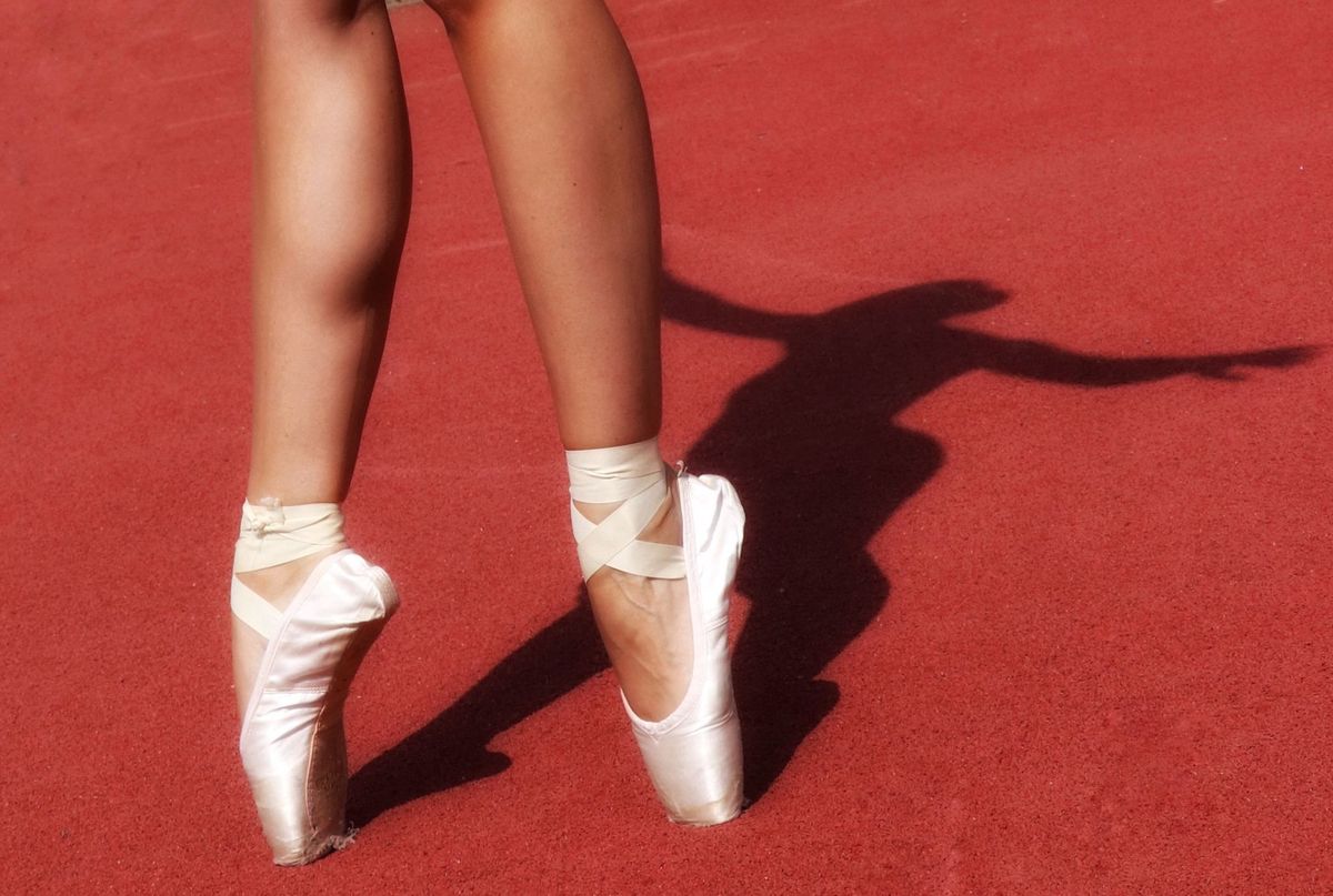 Projets personnels — pointes de danse et ombre sur sol rouge
