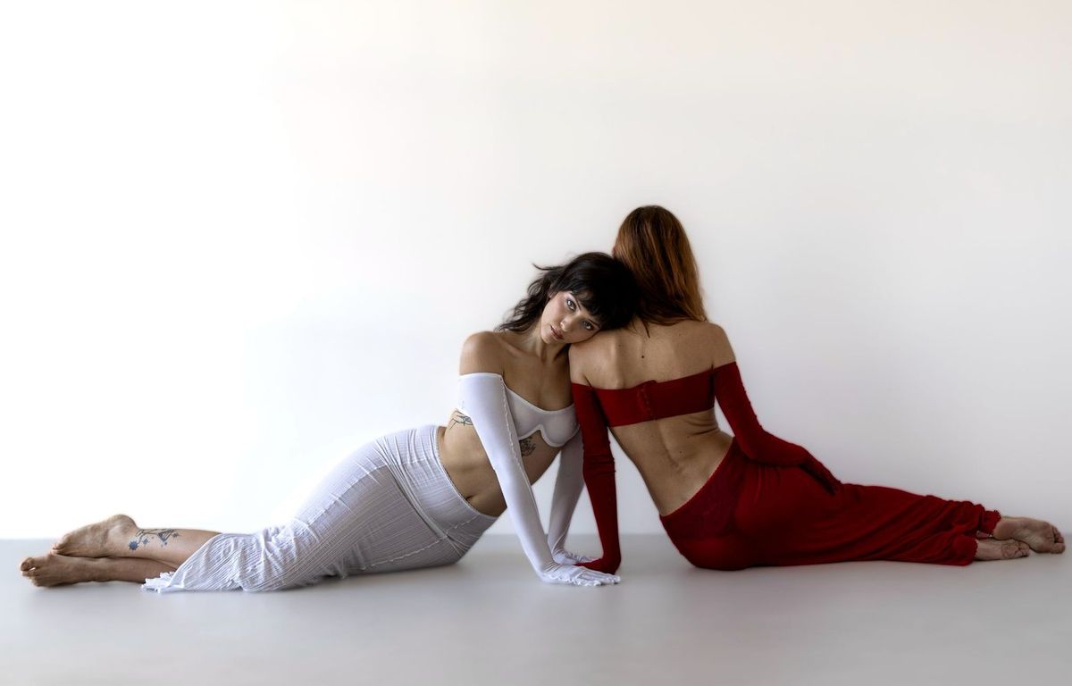 Projets personnels — duo en rouge et blanc, complicité