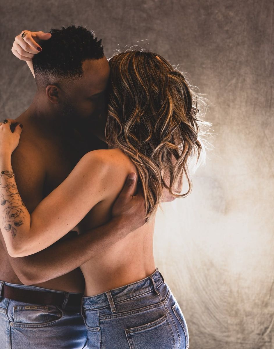 Studio — couple enlacé en clair-obscur