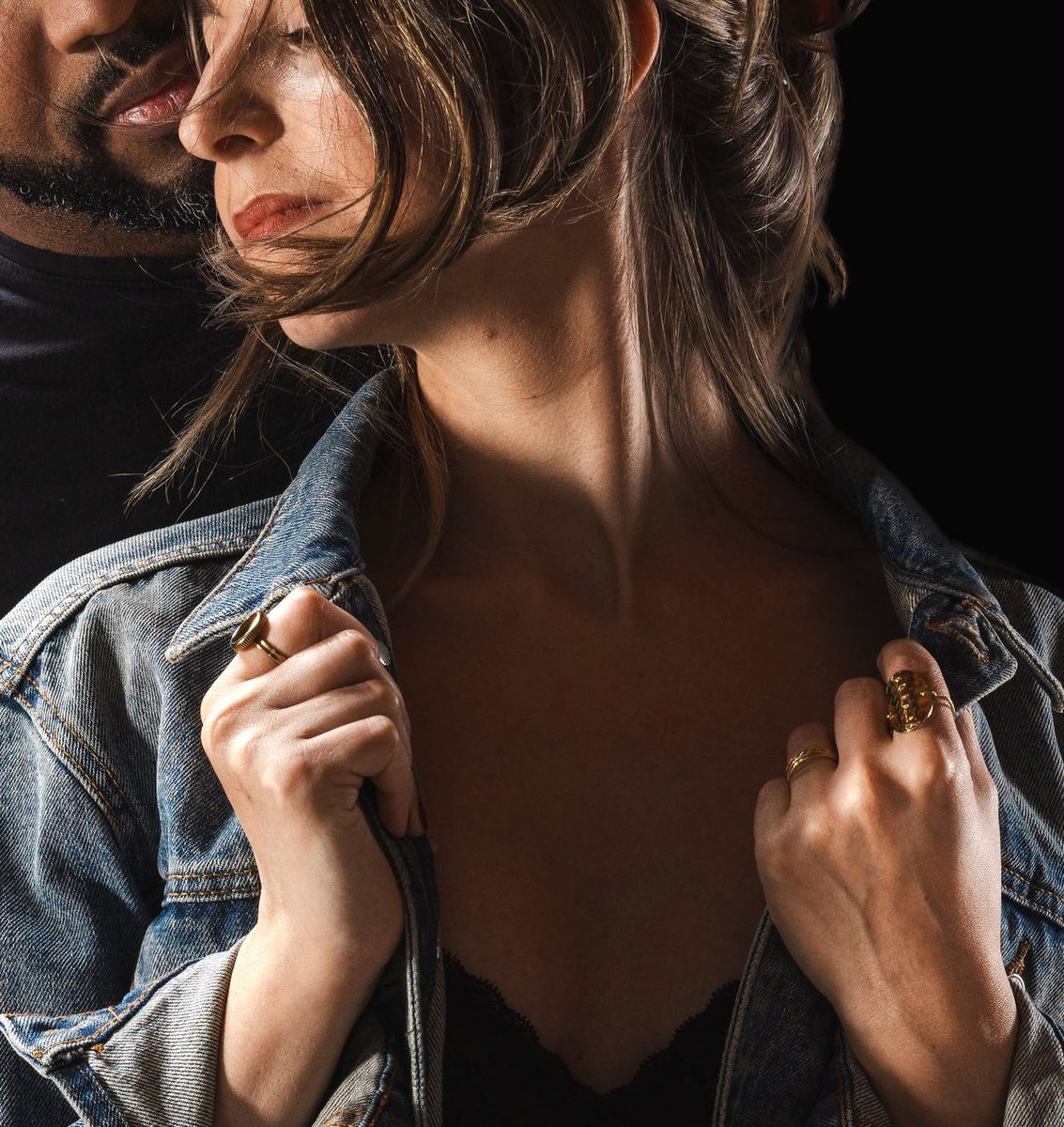 Studio — couple, veste en jean, jeu d'ombres