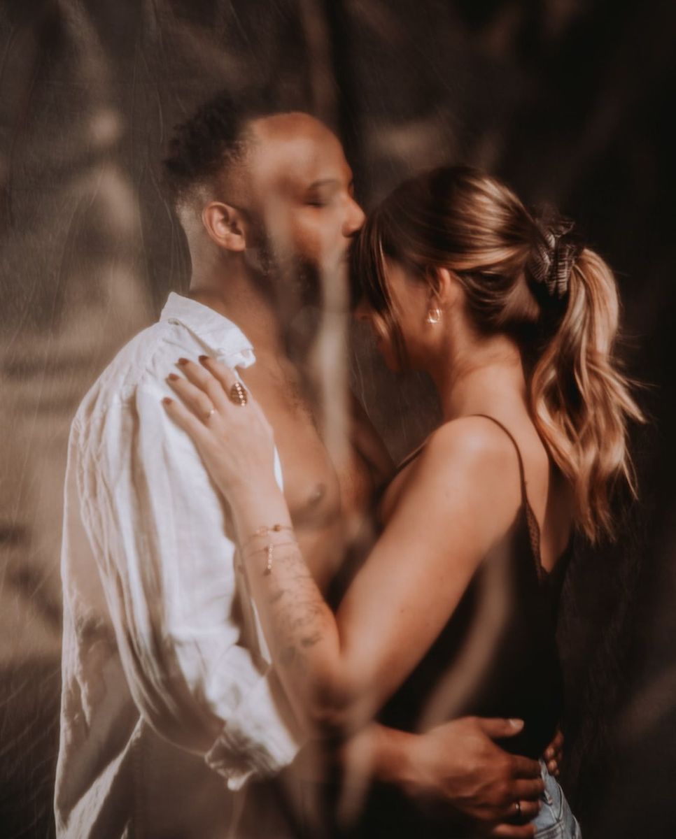 Studio — couple complice à travers un voile