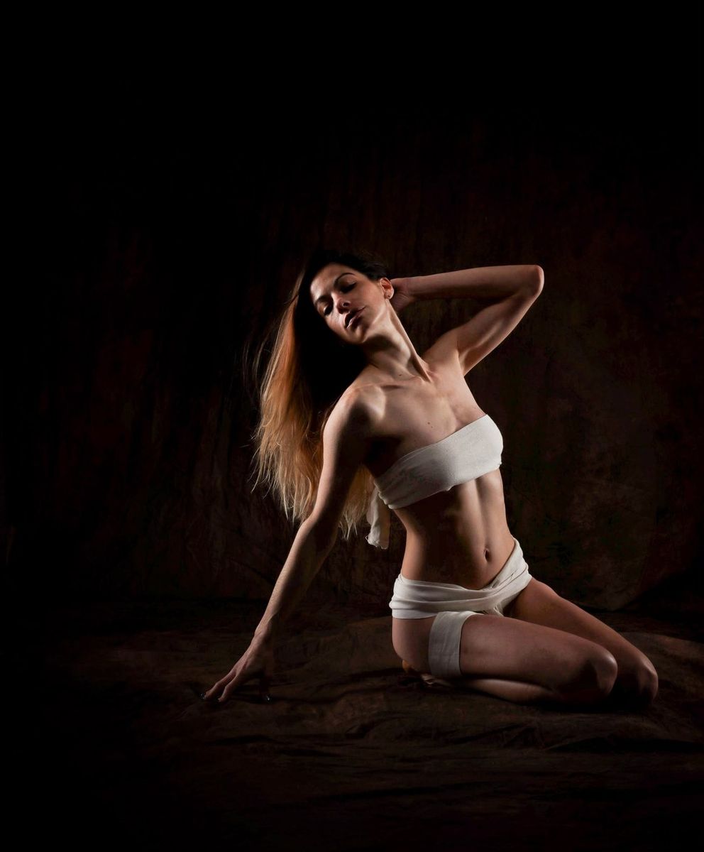 Studio — portrait artistique en clair-obscur, drapé blanc