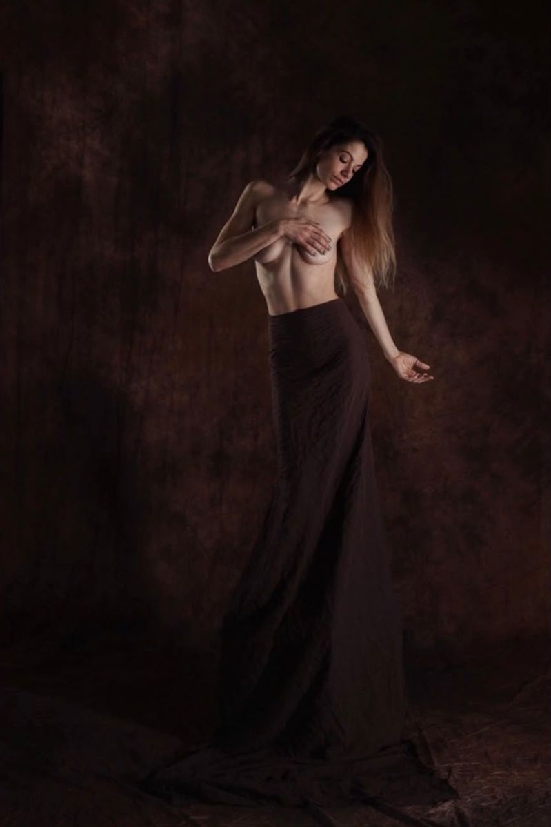 Studio — portrait artistique, drapé sombre