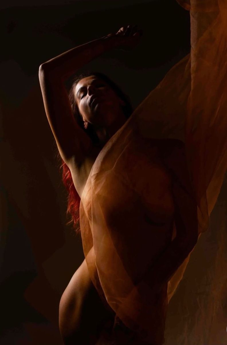 Studio — portrait artistique au voile ambré