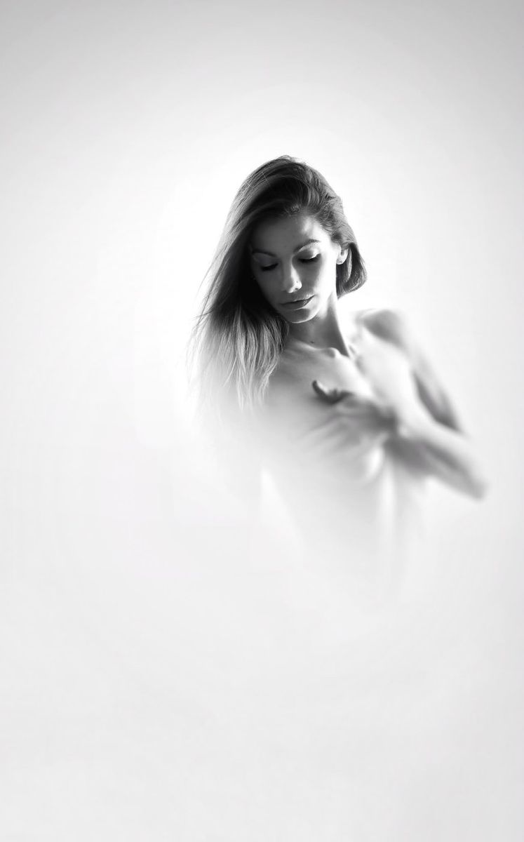 Studio — portrait artistique high-key en noir et blanc