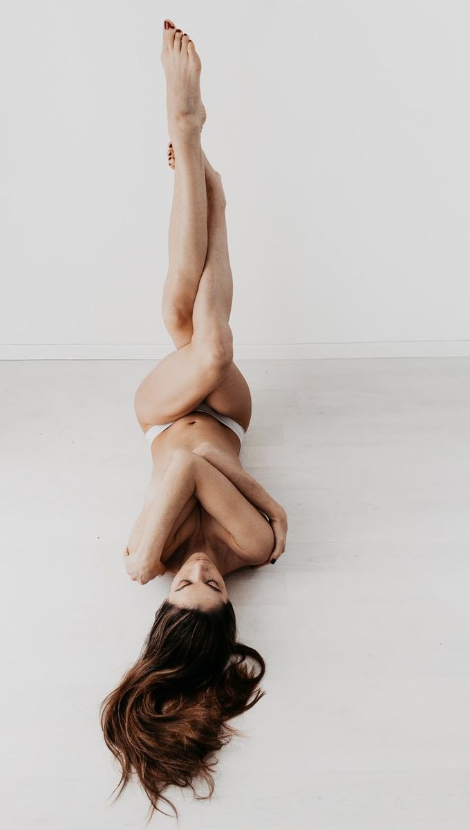 Studio — portrait artistique épuré sur fond clair