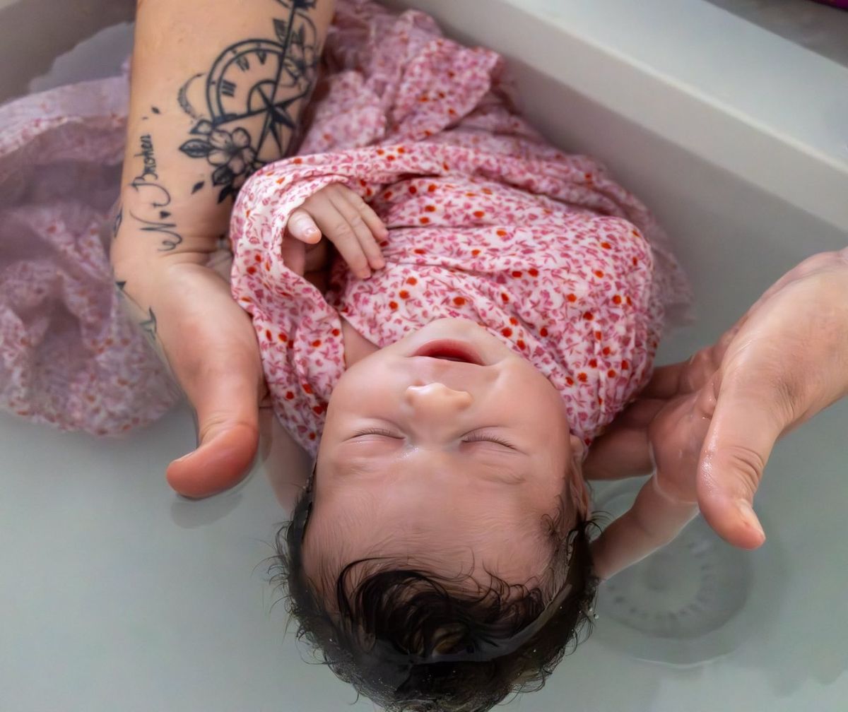 Thérapeutique Bain Bébé — nouveau-né détendu dans l'eau