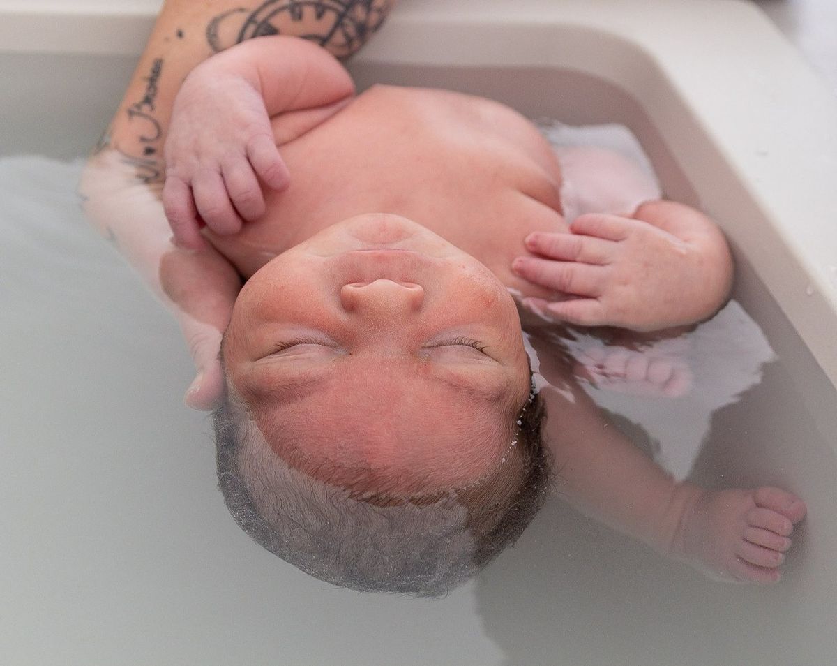 Thérapeutique Bain Bébé — bébé porté dans le bain