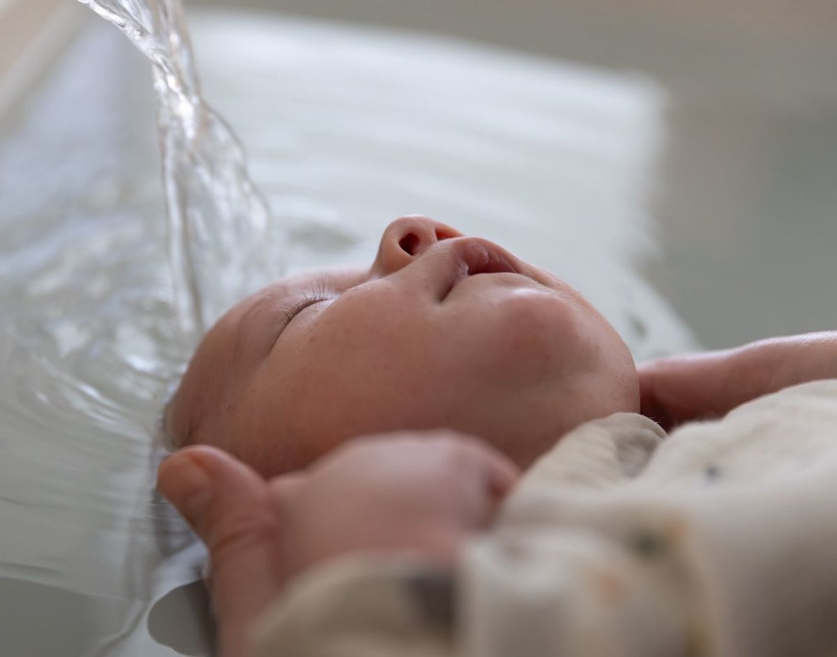 Thérapeutique Bain Bébé — visage de bébé et filet d'eau